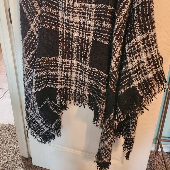 Torrid Black & White Plaid Knit Cowl Neck Ruana/Poncho One Size - Picture 2 of 6